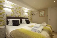 Garden Mews - 2 bedroom - Harrogate Town Centre - Patio area