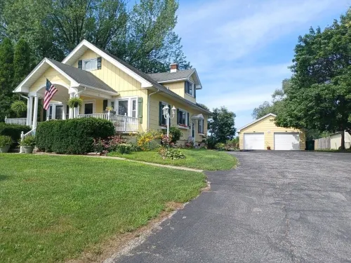 Beautiful and Cozy With 5 Bedrooms Hotels in Benton Township