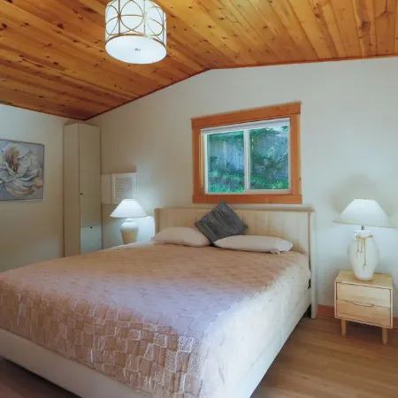 OCEAN FRONT/BEACH access, RENOVATED House Private Lot, PET Friendly, Short Term