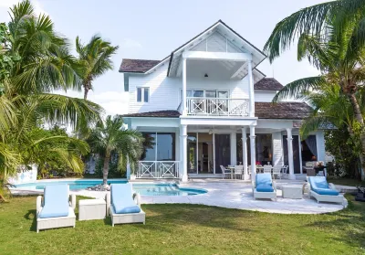 Stunning waterfront property with panoramic sunset views + pool + dock Hotels in 