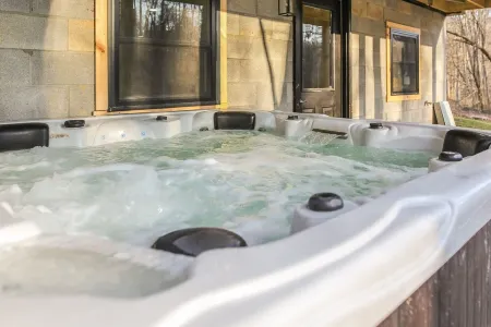 Tranquil retreat nestled in the breathtaking landscape of Hocking Hills.