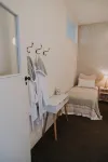 Quiet , Stylish 2 bedroom Apartment , situated in the heart of town. Hotels in 