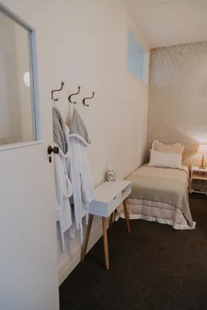 Quiet , Stylish 2 bedroom Apartment , situated in the heart of town. Отели рядом с достопримечательностью «Nelson Tasman Air»