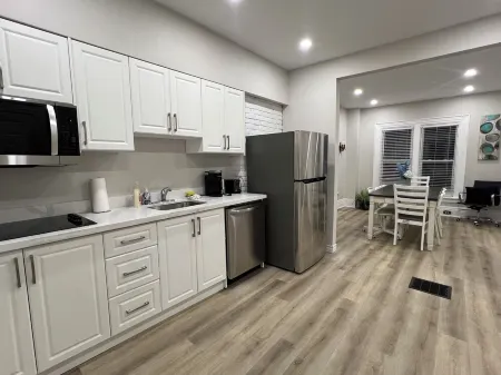 3- Bed Charming Townhome, Niagara Heart Отели рядом с достопримечательностью «Nathaniel Dett Memorial Chapel British Methodist Episcopal Church»