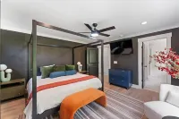 Pop Art on Hedgewood  4BR  Game Room  Hot Tub  Screened Porch  3 Min to Downtown Hotels in Red Bank