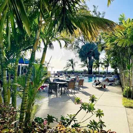 Cozy condo - stone throw away from the beach !