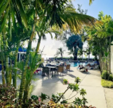 Cozy condo - stone throw away from the beach !