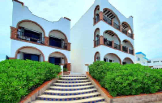 Oceanside Villa "Tampico" with a/c pool in centro    5 min stroll to beach فنادق في 