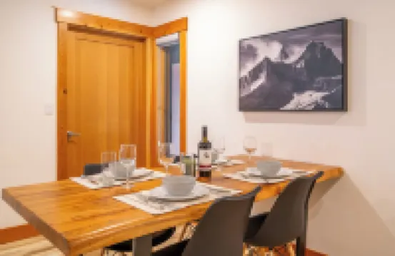 Aspen Adventure House - Luxury Suite - 2 minutes from Revelstoke Mountain Resort