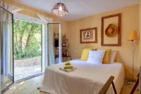 Loue Belle Villa Presquîle DE Giens VUE MER -5 Chambres -piscine À Débordement Hotels in Giens