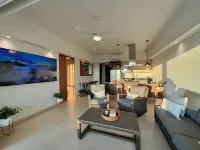 Luxe 2BR/2BA Pool & Jacuzzi!