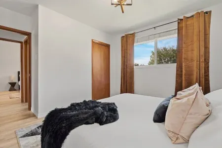 Stylish Drumheller Retreat: Steps from the Red Deer River! Отели в г. Драмеллер