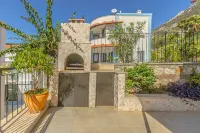 3 bedroom Villa with large pool area and top floor panoramic views Kalamar Beach Club 주변 호텔