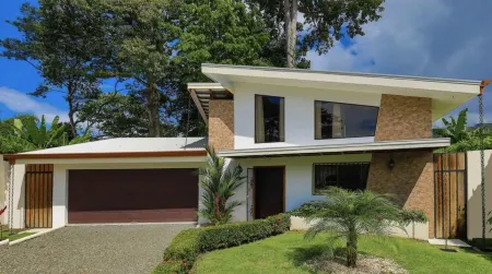 Comfy and Convenient Home Minutes from Beach National Park