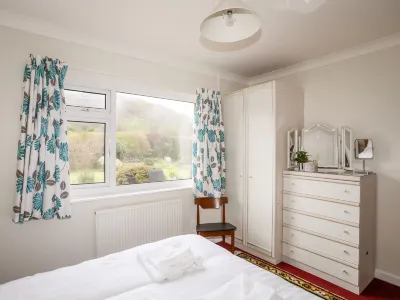 Bro Mebyd Hotels near Rabbit Farm