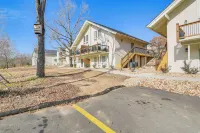 Walk to Branson Landing! Condo w/ Community Pools - Holiday Apartments