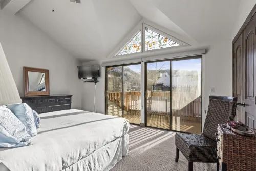 Queen Esther 2425 Condo