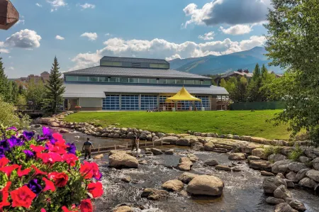 Blazing Saddles 102 by Summit County Mountain Retreats Отели рядом с достопримечательностью «Riverwalk Center at Breckenridge»