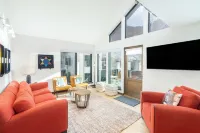 Hidden Gem, 4 Min to Lift 7 Garage, Hot Tub, Lux Kitchen, Big + Bright 4 Bedroom Condo by RedAwning