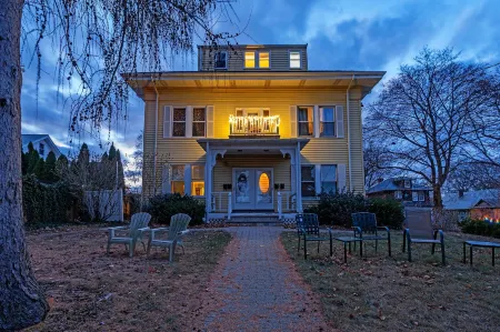 Charming Belmont Condo Near Boston 2 Bedroom Condo Отели рядом с достопримечательностью «Watertown Dam»