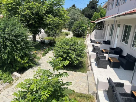 LiRi Family Paradise Отели рядом с достопримечательностью «Bunker Kremasti»