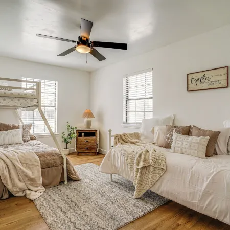 7 Mi to Lake Bridgeport: Home w/ Yard & Grill!