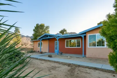 Rocky Ridge Retreat - Hot Tub, Fire Pit & BBQ! 2 Bedroom Home by Redawning Hotels in Joshua Tree