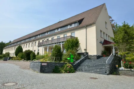 Land- Und Golfhotel Alte Fliegerschule Отели в г. Айзенах