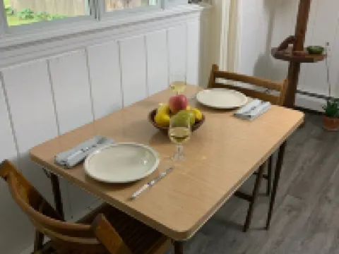 Pet Friendly 1 BR Apartment in Uptown Kingston + Huge Backyard & Full Kitchen キングストンのホテル