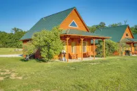 Lakefront Columbia Cabin w/ Porch & Shared Dock - Pet friendly