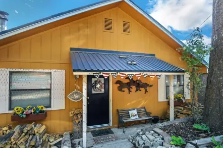 Eagle's Nest - Hot Tub, Deck & Prime Location 2 Bedroom Cabin