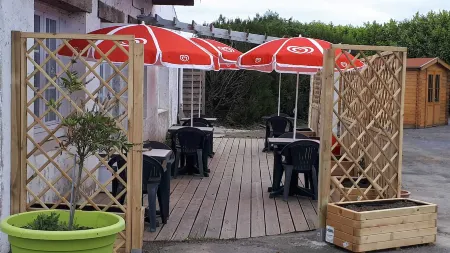 Le Mareuillais Hotel-Restaurant Отели в г. Пео