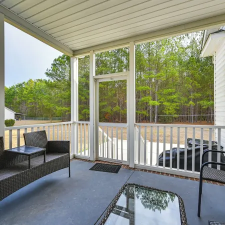 9 Mi to Dtwn: Greenville Home w/ Screened Patio!