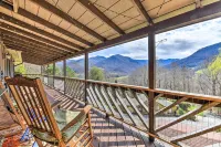 Best Location - Maggie Valley Cabin w/ Hot Tub! Hotels in Haywood County