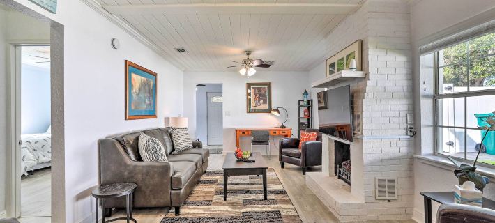 Chic Home w/ Fire Pit & Patio, Walk to Lake! Hotels in Mount Dora