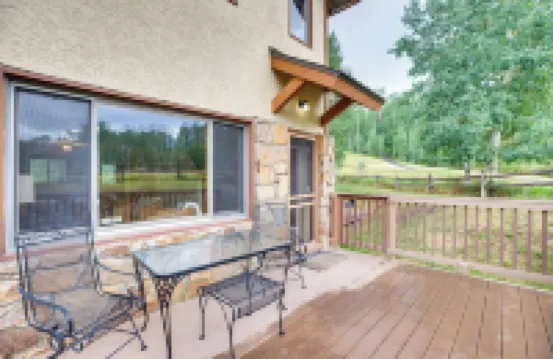 บ้านในวิลเลจภูเขาห่างจากลิฟท์สกี & ชัตเติลเพียงไม่กี่ขั้นตอน!