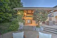 Redding Getaway w/ Hot Tub & Outdoor Kitchen! - 3-نجوم