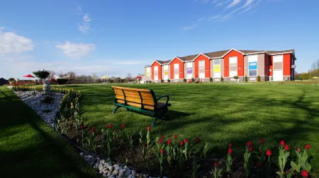 Dreamz Inn Отели рядом с достопримечательностью «Годерич Мейн Бич»