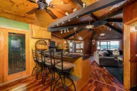 Lakeside Retreat: Unwind and Rejuvenate at our Boone Lake Rental with Hot Tub Hotel a Oak Grove