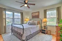Fire Pit & Game Room: Family Home in Marshall - Wifi