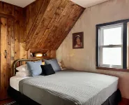 Crew's Quarters Boarding House - Caters to Men - Wifi
