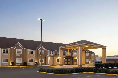 Days Inn by Wyndham Jackson Downtown Отели рядом с достопримечательностью «Государственный университет Джексон»