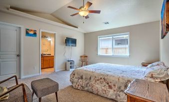 Grants Pass Home 1 Mi to Downtown and Rogue River!