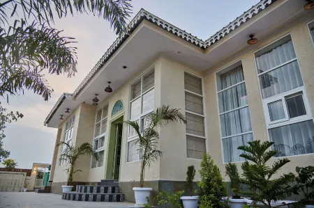 Free Birds Bungalow Отели рядом с достопримечательностью «Sheesh Mahal»