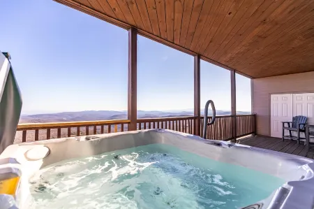 Cozy Living Space and Scenic Views - Majestic Mountain Getaway