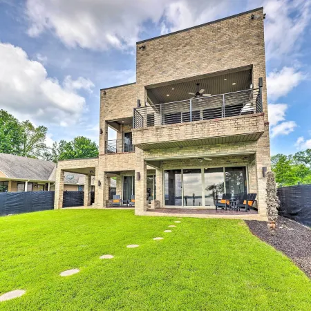 Waterfront Home ~ 4 Mi to Oaklawn Racing Casino!