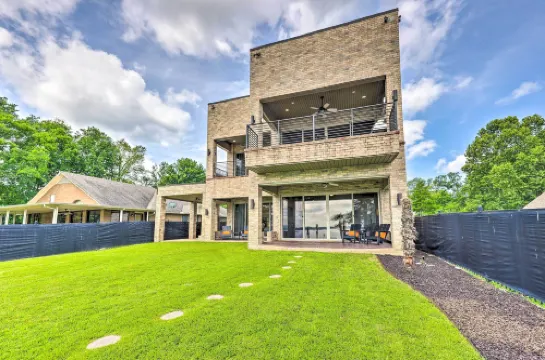 Waterfront Home ~ 4 Mi to Oaklawn Racing Casino!