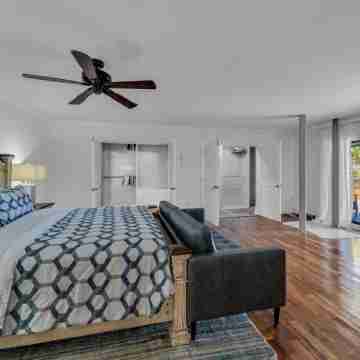 Waterfront Estate with 7 bedrooms and WiFi, Pool on New River in Fort Lauderdale Rooms