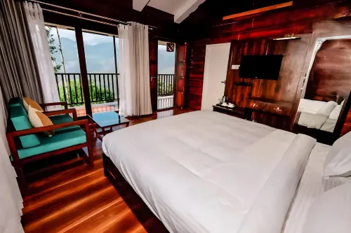 Hilltop Munnar by Fracspace