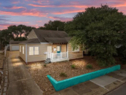 Cozy 3BD Beachfront - Foosball & Yard Games w/ BBQ